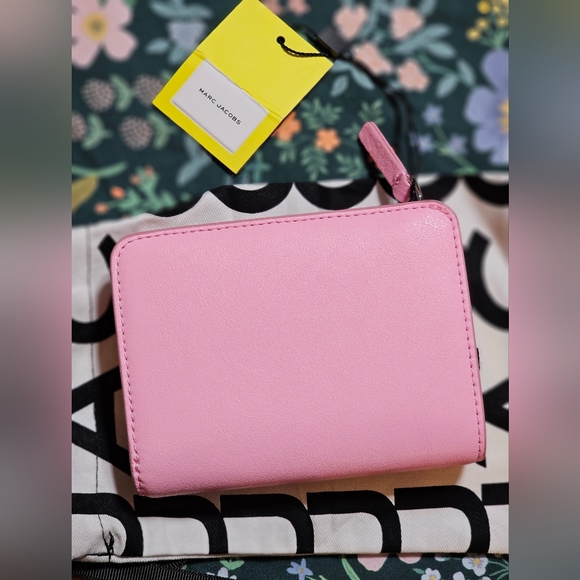 Marc Jacobs leather wallet in Fluro Pink 🩷 - Picture 2 of 4